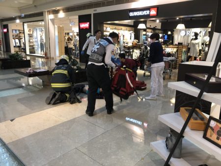 19日傍晚高雄夢時代七樓驚傳一名男子墜樓，掉到三樓的購物廣場，引起驚慌，消防隊獲報前往救援。