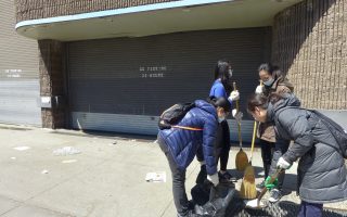 八大道垃圾满地 70学生义工扫街