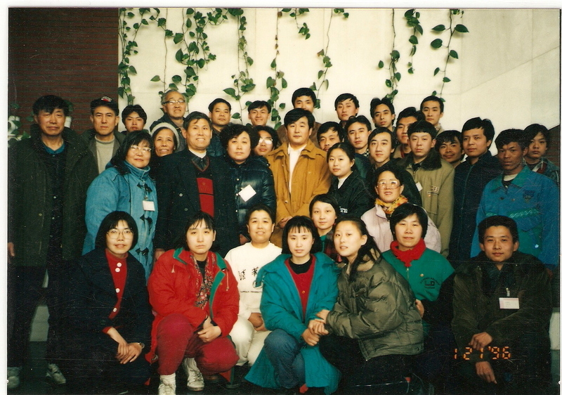 1996年1月21日,法輪功創始人李洪志先生蒞臨清華大學建築館,在《轉法輪》精裝本首發式上講法,並與清華大學法輪功學員合影。(法輪功學員提供)
