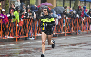 圣地亚哥女子寒风冷雨中波士顿马拉松夺冠