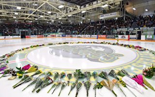 今天举行首个洪堡冰球队遇难者葬礼