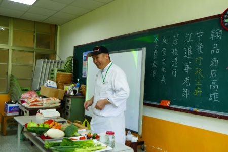 高雄四星级饭店中餐行政主厨江进华为大鞍国小学童进行食农教育。