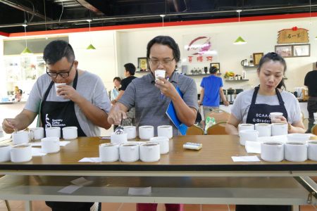 左起苏晋宽、邱伟伦及彭婕汝等3位美国咖啡协会“咖啡品质鉴定师”，为国姓乡咖啡农鉴定咖啡品质。