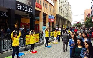 土耳其人签名支持法轮功学员反迫害