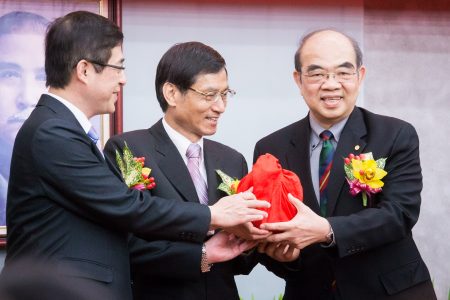 教育部19日举办代理、新任部长交接典礼。新任教长吴茂昆（右）表示，他仅提出专业意见供对方参考，没有在中国任职，也没有违背规范。