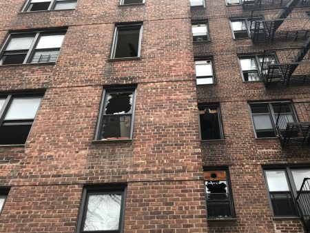 消防員為了滅火，把三樓至七樓D、E單元共十戶家庭的天花板、地板和窗戶打破。