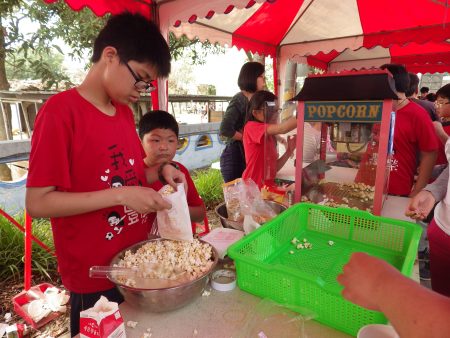 丰荣国小小朋友摆摊卖爆米花。