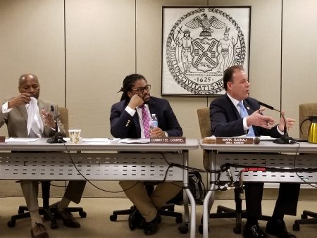 小商業委員會主席喬納吉(圖右一)針對商業法規、營業證、許可證、申請過程透明化等方面向市小商業局第一副局長馬龍提問。