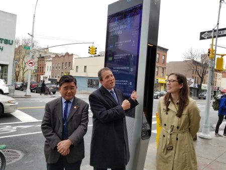 4日連結紐約市偕信息技術與電信部、市議員蘭德（Brad Lander）與顧雅明一起在布碌崙區公園坡5大道515號處，介紹這座新熱點站給市民和遊客該裝置的用途。