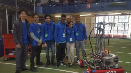 魯培隆理科高中機器人社團團隊。