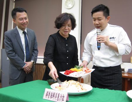 为协助在地葱农，屏东县政府请来型男主厨吴秉承端教民众健康吃洋葱，并结合企业认购。