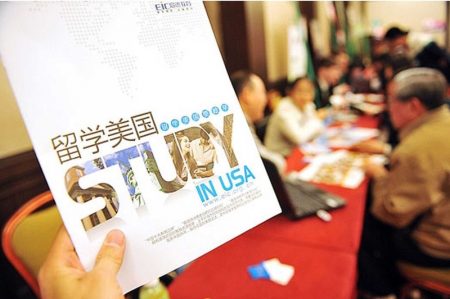 据美国国际教育研究所去年11月报告，2016-17学年，在美国学习的中国学生人数增长了6.8%，达到350,755人。