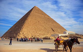 从太空看埃及大金字塔 雄伟壮观