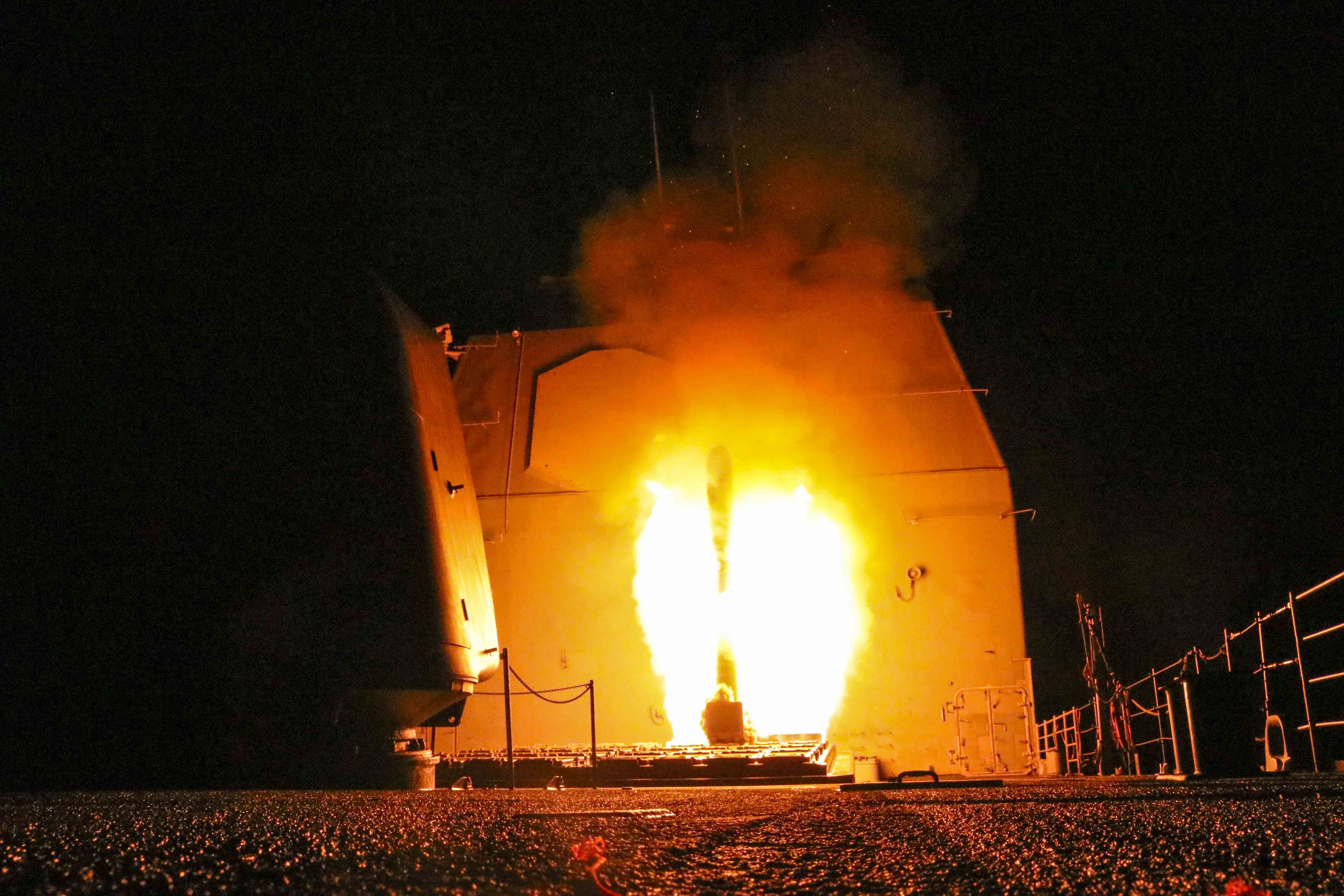 图为空袭当晚美国向叙利亚发射的一枚战斧导弹。(Matthew Daniels/U.S. Navy via Getty Images)
