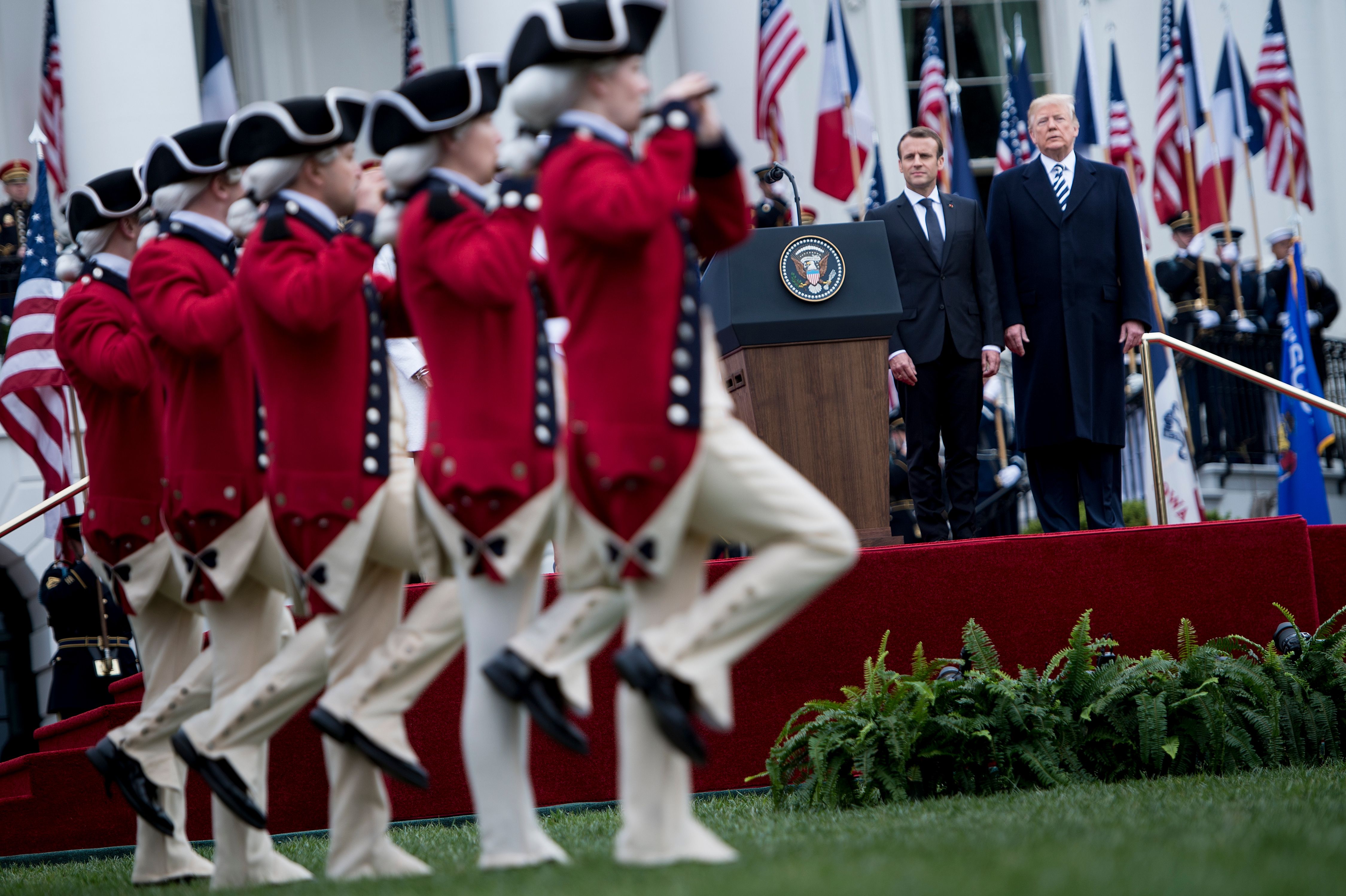 4月24日，白宮舉行隆重儀式，歡迎馬克龍的訪問。(BRENDAN SMIALOWSKI/AFP/Getty Images)