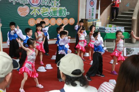 小甜甜幼儿园小朋友生动活泼的舞蹈。
