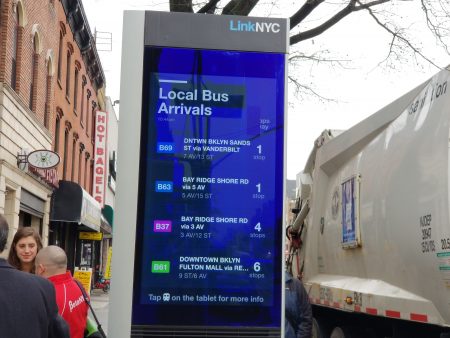 布碌崙區公園坡5大道515號處的連結紐約市新熱點站，增添公交車進站時間計時器功能。