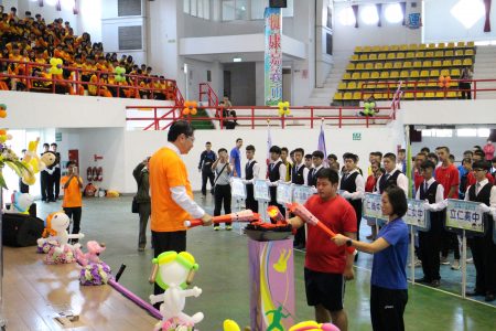 市長涂醒哲在開幕式中點燃聖火。