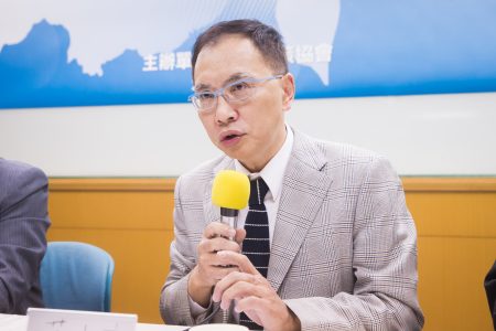 台湾智库咨询委员董立文表示，共军准备在台海军演，与蓝绿无关，是中共一贯的对台策略，但对两岸关系没有任何帮助。