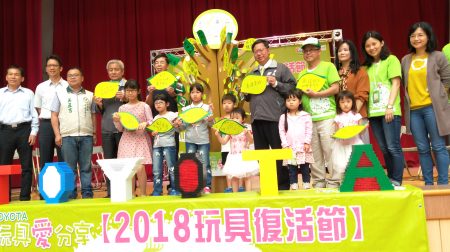 桃園市長鄭文燦（中右）認為「做中學、玩中學」是最好教育方式之一。
