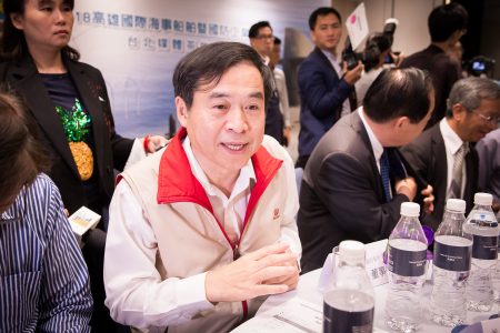 台湾国际造船公司董事长郑文隆（前）表示，潜舰国造已经有构想，但根据与海军的合约规定，“只能讲国舰国造这件事，目前执行顺利”。