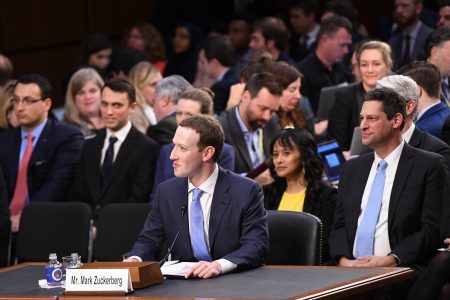 臉書執行長祖克柏（中）10日下午赴美國聯邦參議院進行聽證，在議員的連翻拷問下，雖然祖克柏頻頻道歉，但他沒有承諾支持新法規或改變社群媒體的商業運作模式。