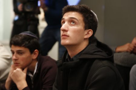 4月12日在纪念馆中国年聚精会神倾听故事的纽约犹太学生。