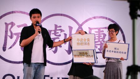  “阮剧团”团长汪兆谦(左)说，剧团成立15年推出招募阮剧团之友限15名及相关活动。