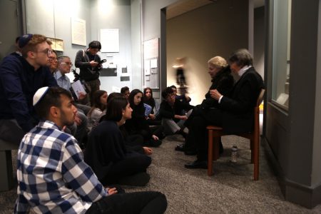 4月12日Aviva Blumberg（右一）在纽约市犹太人大屠杀纪念馆给学生们讲自己的经历。
