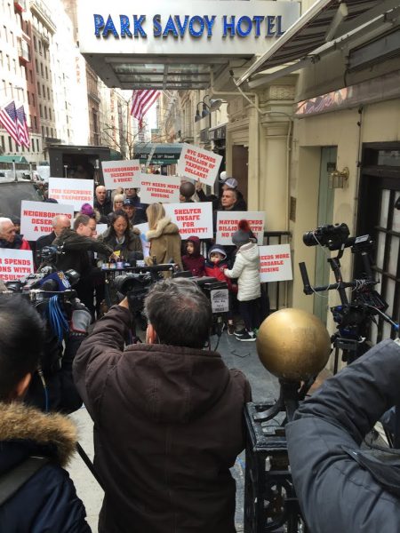 4月5日曼哈顿中城58街居民对市府收容所计划的抗议活动吸引了众多媒体关注。