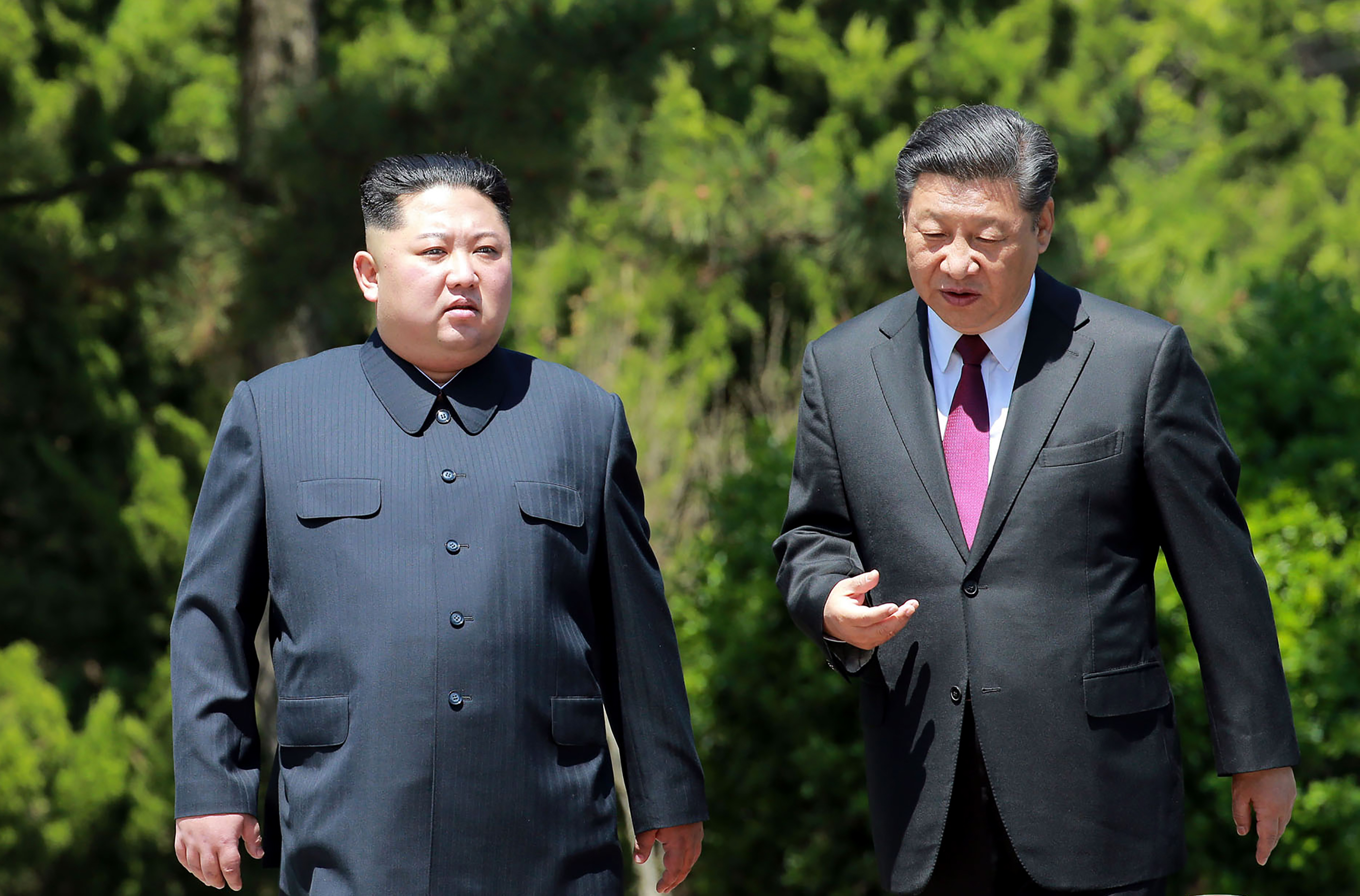 金正恩與習近平在大連會面。(AFP PHOTO/KCNA VIA KNS/KCNA VIA KNS/South Korea OUT/REPUBLIC OF KOREA OUT)