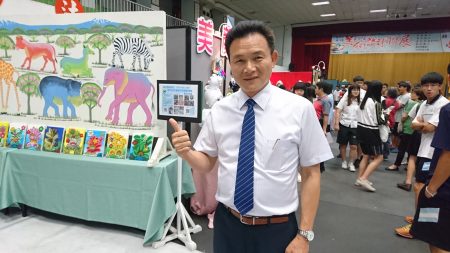 員林市長張錦昆豎起拇指稱讚美術設計聯展是藝術饗宴。