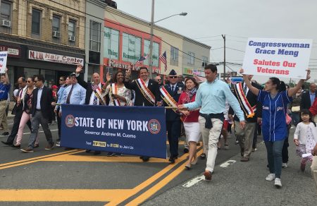 纽约州州长库默（右五）参加游行。