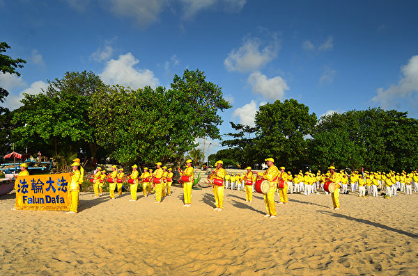 峇里岛法轮功学员在金巴兰海滩庆祝世界法轮大法日。（Wayan Diantha提供）