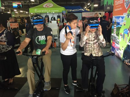 紐約民眾體驗虛擬實境騎單車遊覽臺灣。