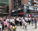 广东一楼盘交房拖延两年 数百业主聚集维权
