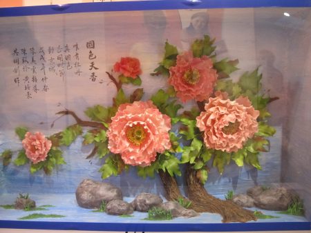如此國色天香的牡丹花出自陳美雲藝師與學生陳致伶、黃培豪巧手打造。