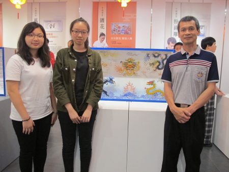 丁宗华艺师与学生林贞君、陈郁蓉创作的粉线雕“五行龙”栩栩如生。