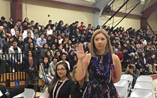 硅谷高中校長宣誓入籍      邀600師生見證