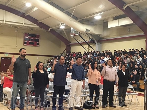 硅谷高中校长宣誓入籍 邀600师生见证