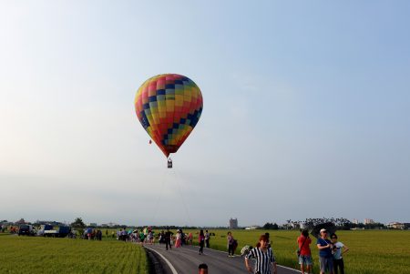 冬山鄉三奇村稻間美徑舉辦熱氣球嘉年華、熱氣球升空。