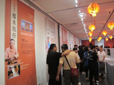 由11位艺师率领24位学生，共同创作12组水车堵艺术作品，即日起在北港文化中心展出。