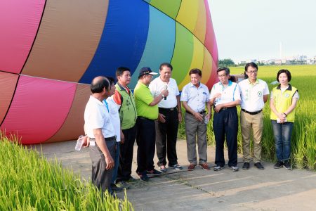冬山鄉公所在三奇村稻間美徑舉辦熱氣球嘉年華活動。