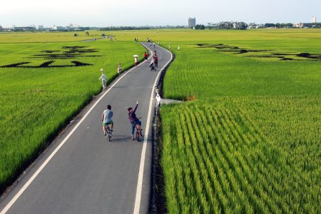 冬山鄉位於三奇村的田間小路，五月的翠綠稻浪，兩旁有「良食大道、幸福冬山」彩繪稻田。