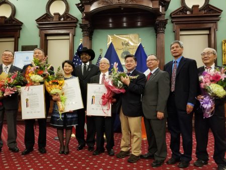 市議會慶祝臺灣傳統日,市議員狄亞茲(圖左四)與顧雅明(圖右四)向臺北經濟文化辦事處處長徐儷文(圖左三)、中華公所主席伍銳賢(圖左二)及中華總商會董事長李可喬(圖左五)頒發賀狀,表彰他們對社區的貢獻。