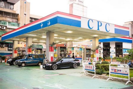 中油宣布21日凌晨零时起，分别调涨各式汽柴油价格每公升0.3、0.4元。