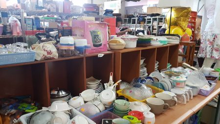 慢飛兒庇護工場有個商品區，有許多愛心人士捐出各類物品義賣
