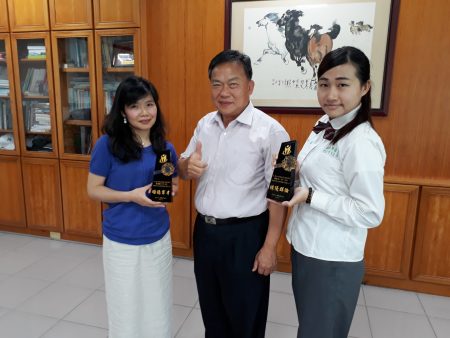 水商校长刘丙灯（中）与得奖老师洪嘉穗（左）得奖学生杨凯沁（右）开心合影。