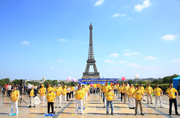 2018年5月20日在法国巴黎铁塔对面的人权广场上，法国部分法轮功学员用歌舞演出和功法演示庆祝第十九届世界法轮大法日。（章乐/大纪元）