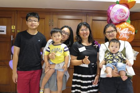 王秋香膺獲高雄市「多力媽媽」殊榮，五位子女出席表揚大會分享榮耀。